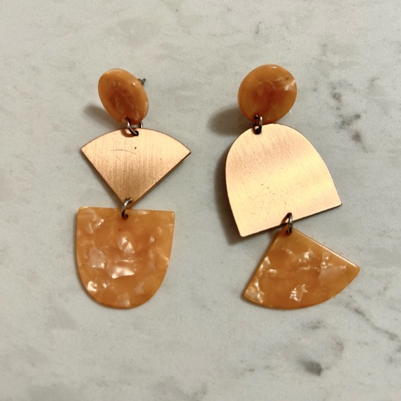 Fossil asymmetrical dangle earrings in rose gold - Picture 3 of 3